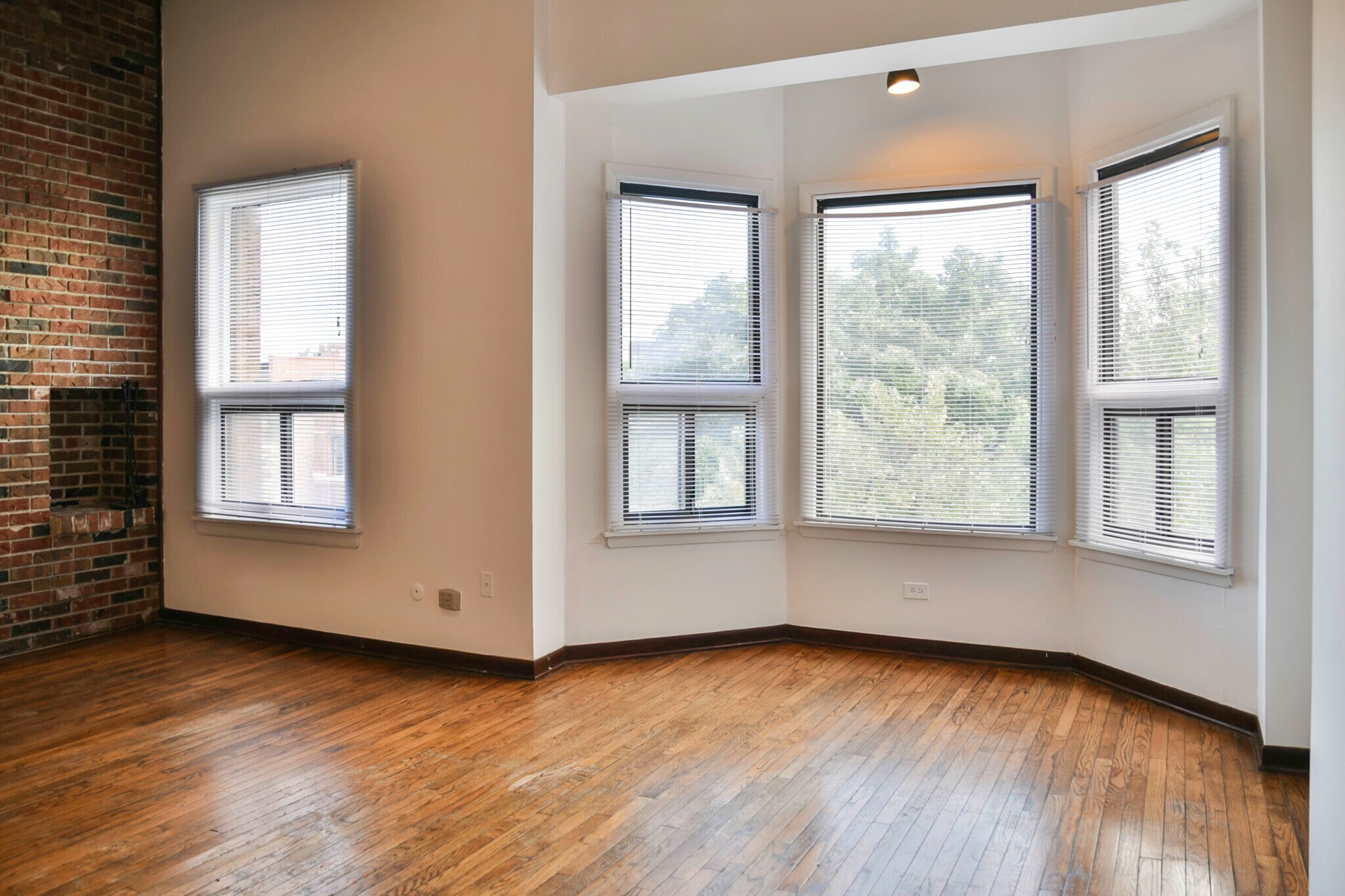 Building Photo - 873 W Lill Ave