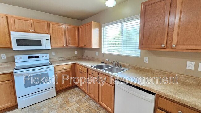 Building Photo - 2369 SW Siskin Cir