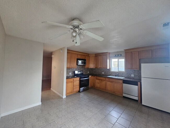 Building Photo - 1932 11th St