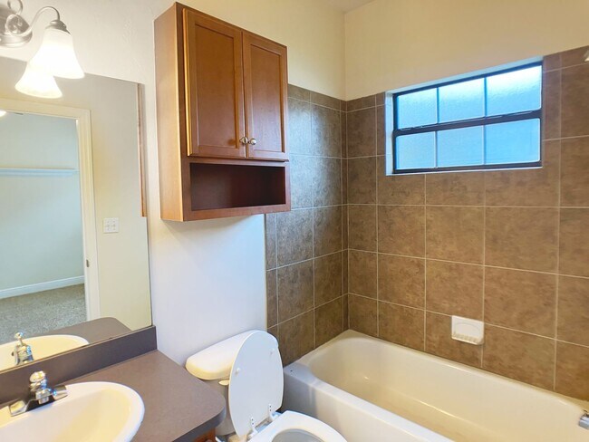 Building Photo - Margaret's Manor - Beautiful 2 Bedroom, 2 Bathroom Apartment