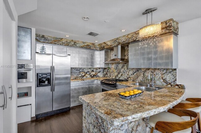 Building Photo - 1000 Venetian Way