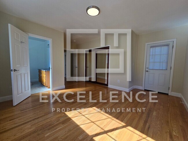 Building Photo - 4/2 House With Fireplace, Pets, Real Hardw...