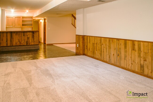 Building Photo - 8586 E Lakeview Dr