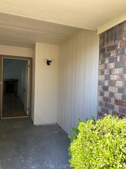 Building Photo - 305 Bronc Dr