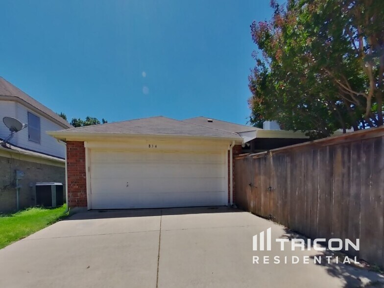 Building Photo - 834 San Jacinto Dr