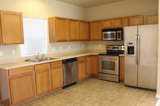 Building Photo - $1742 | 2BR/2BA | Lovely Townhome with a P...