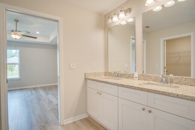 Building Photo - Modern Comfort Meets Style – Spacious 3-Be...