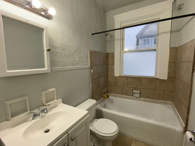 Building Photo - CENTRALLY LOCATED 6 BEDROOM 2 BATH OVER 2200 SQ FT!