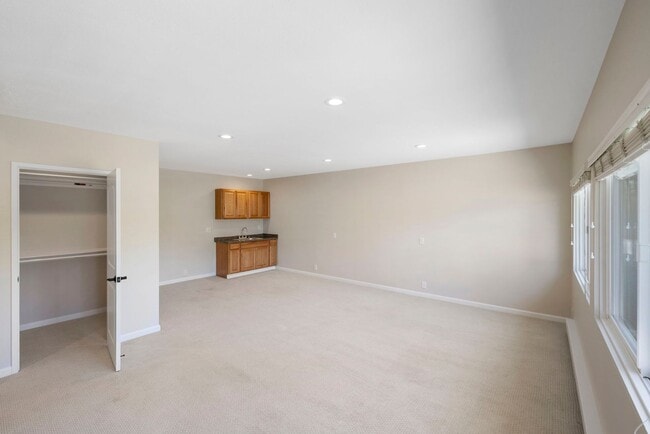 Building Photo - Spacious Menlo Park Retreat with 6 Bedroom...