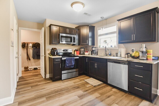 Building Photo - Pet Friendly Three Bedroom!