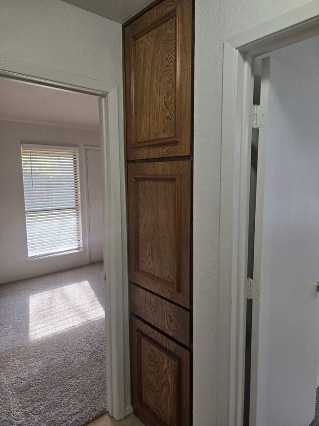 Building Photo - Affordable & Charming 2/1 Move in NOW!!!