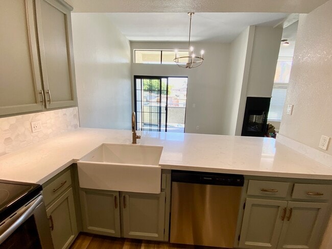 Building Photo - 270 Dahlia Ave