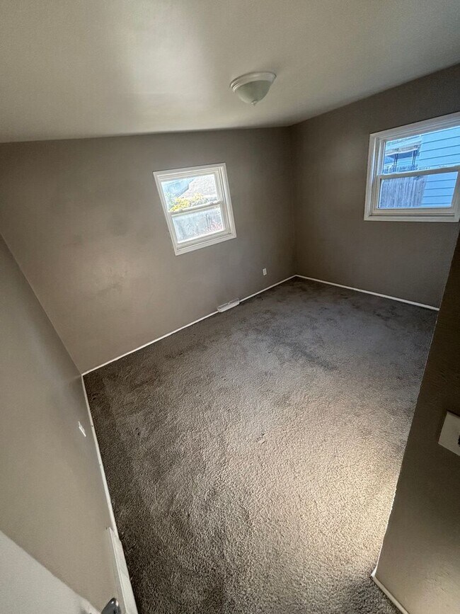 Building Photo - Cute 3 Bedroom, 1.5 Bath, with basement lo...