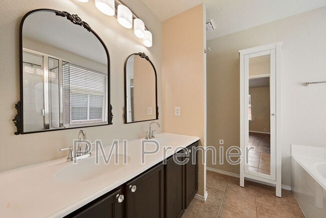 Building Photo - 8420 Silverbell Ln