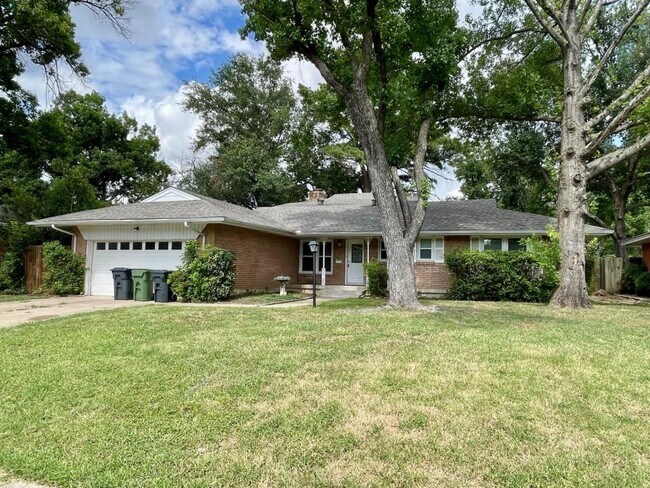 Primary Photo - 1205 College Oaks Dr