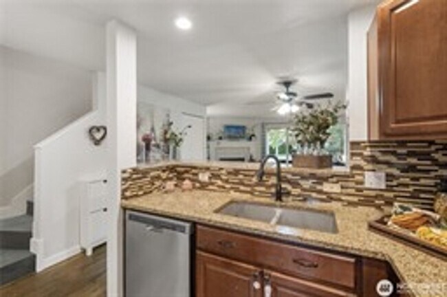 Building Photo - 2Bd/2.5Ba Kent Condo