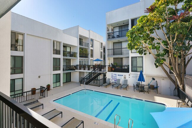 Building Photo - 906 N Doheny Dr