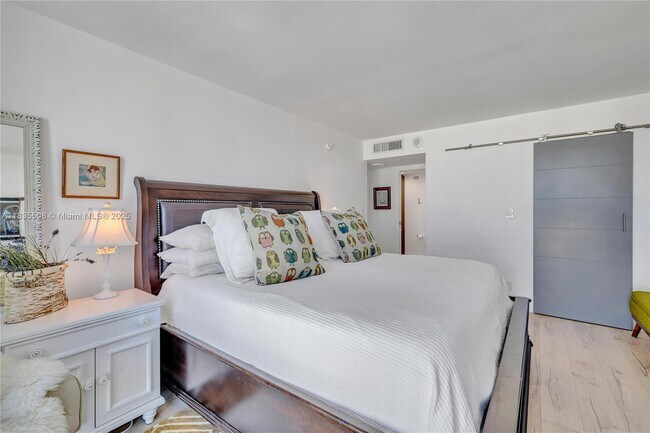Building Photo - 2655 Collins Ave
