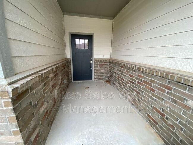 Building Photo - 504 Martina Ln