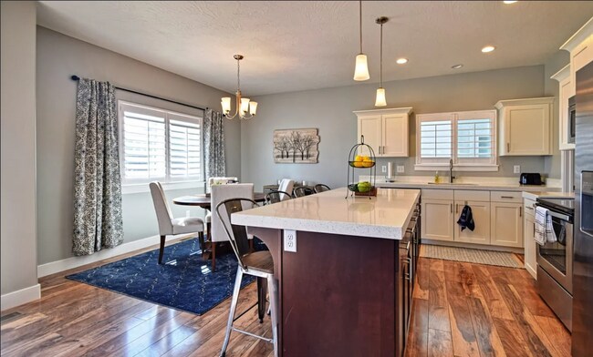 Building Photo - 4 bedroom/2.5 bathroom Townhome in Eagle Mountain