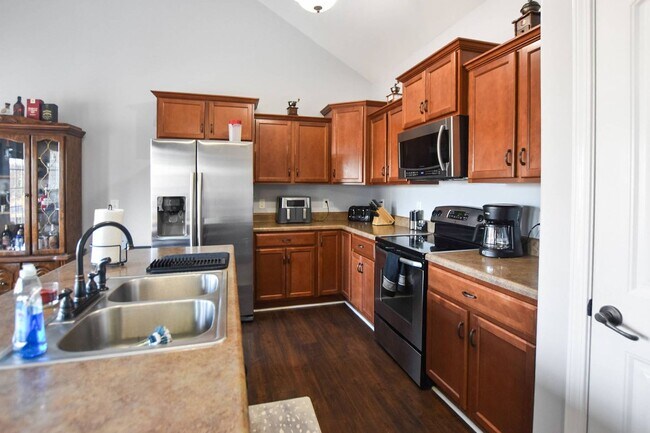 Building Photo - Pet Friendly Three Bedroom with Bonus!