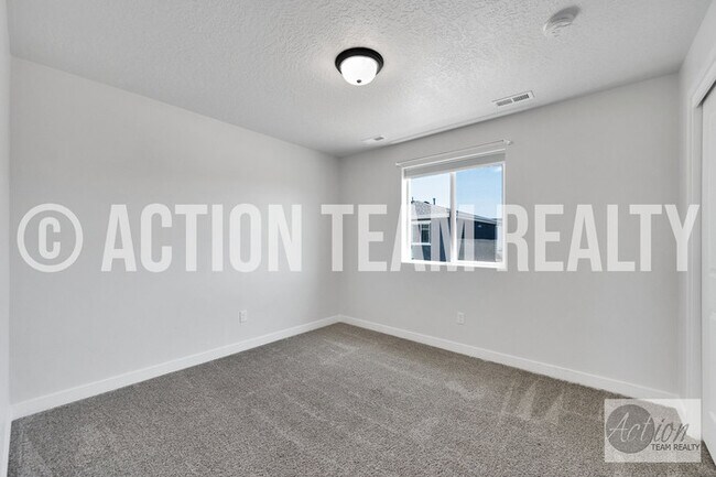 Building Photo - Single Family Home in Syracuse!