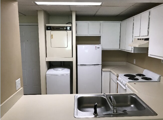 Building Photo - 2BEDROOM/ 2 BATH APARTMENT