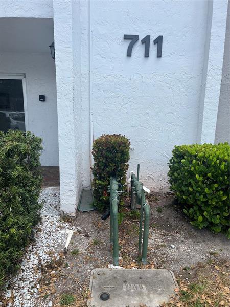 Building Photo - 711 N Pine Island Rd