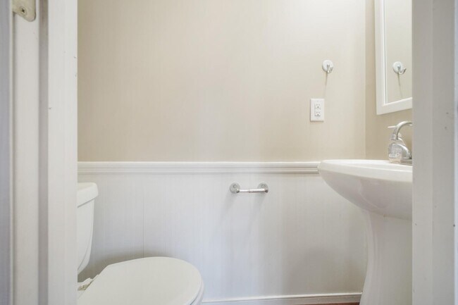Building Photo - 405 Donelson Loop