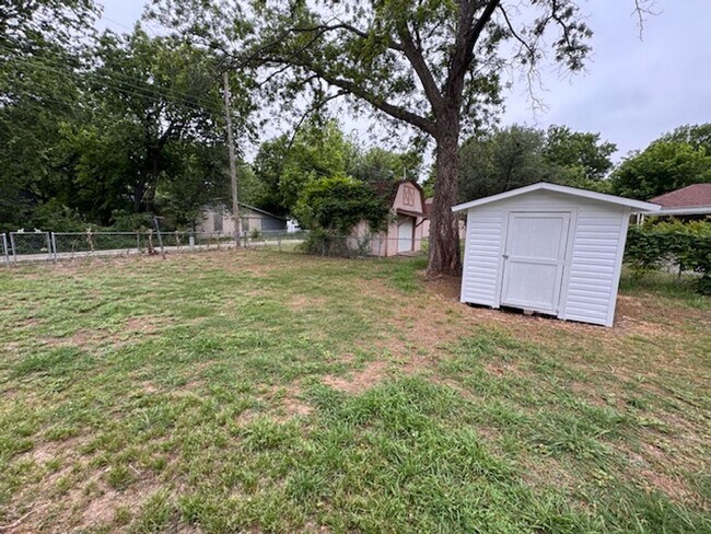 Building Photo - the cutest 1-bedroom cottage! fridge , inside laundry and gas stove, huge yard!
