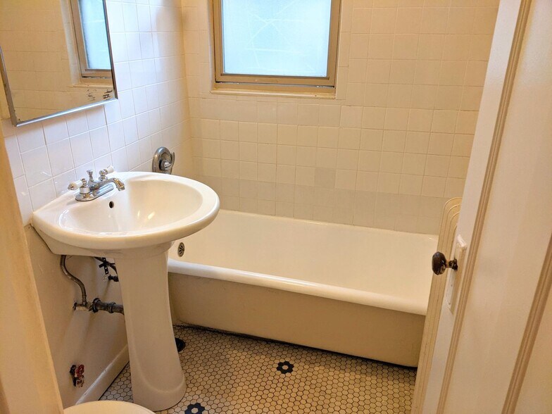 Building Photo - 519 W Brompton Ave