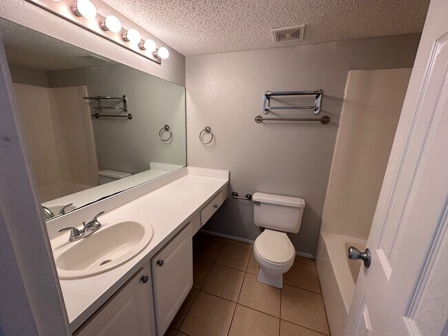 Building Photo - ONE MONTH FREE - 2br - 1000ft2 - Affordabl...