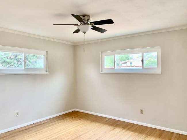 Building Photo - COMING SOON! La Mesa - 3 Bedroom/2 bath House PLUS Detached Bonus Room, Garage and W/D