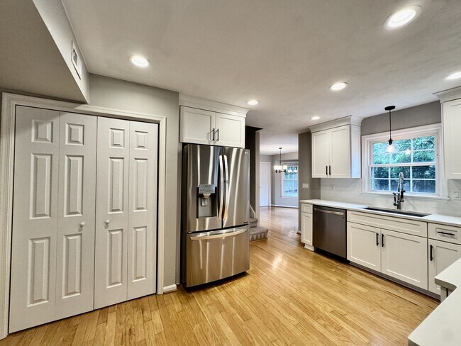 Building Photo - 4-Bedroom Home In Great Neck Meadows! Ready NOW!!! Fenced Backyard! HUGE Corner Lot! Dog Friendly!