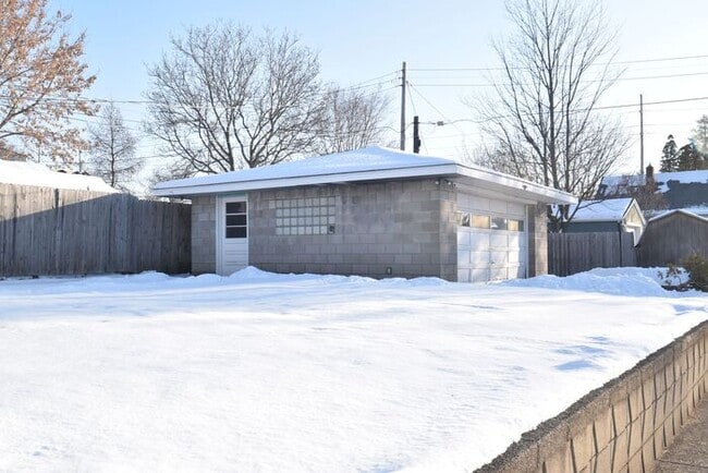 Building Photo - Mishawaka Northside 3 bedroom 1 1/2 story home with 2 bathrooms