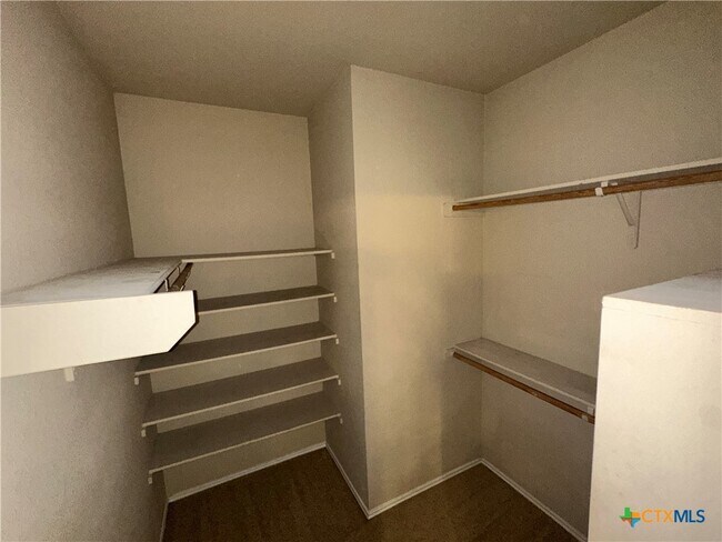 Building Photo - 6808 Rosita Oak Dr