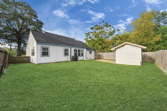 Building Photo - 3911 Anita St