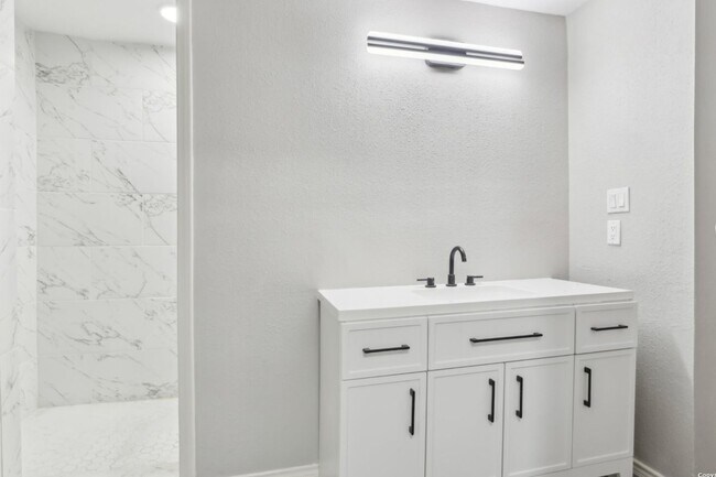 Building Photo - Beautifully Remodeled 3/1.5 Home in Historic Denver Heights with Modern Upgrades and a Park-Like ...