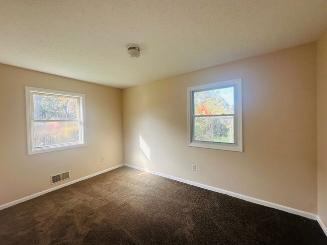 Building Photo - MOVE-IN READY !! BEAUTIFULLY  PROPERTY WIT...