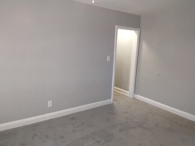 Building Photo - 5 Bedroom House