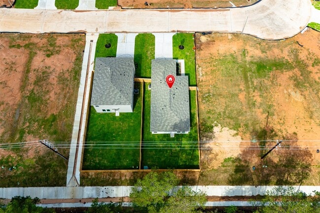 Building Photo - 915 Songbird Ln