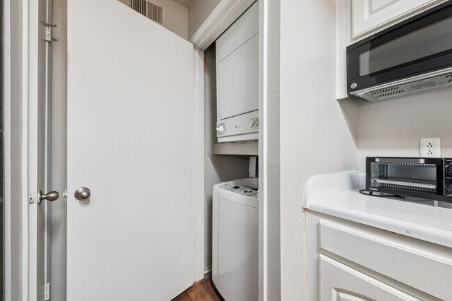 Building Photo - 3784 University Dr NW