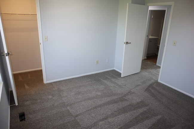Building Photo - 4963 Singleton Dr