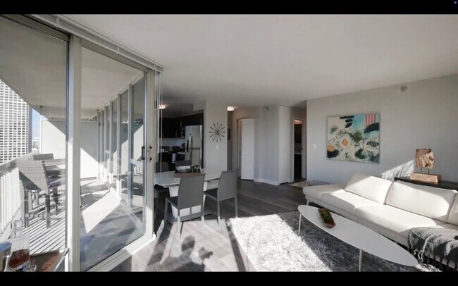 Building Photo - 40 E Delaware Pl