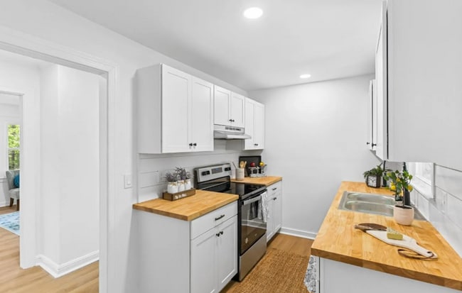 Building Photo - 2 Bedroom 1 Bathroom House Available to Re...