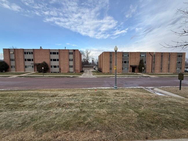 Building Photo - 100 W 17th St