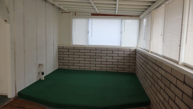 Building Photo - 90 NE Freihage Dr