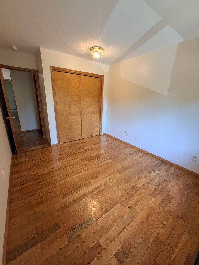 Building Photo - 705 S 15th Ave
