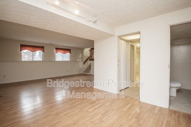 Building Photo - 2421 Bentree Ct