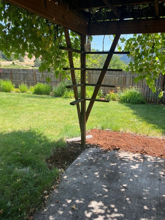 Building Photo - Large 3 bed/2 bath single family home